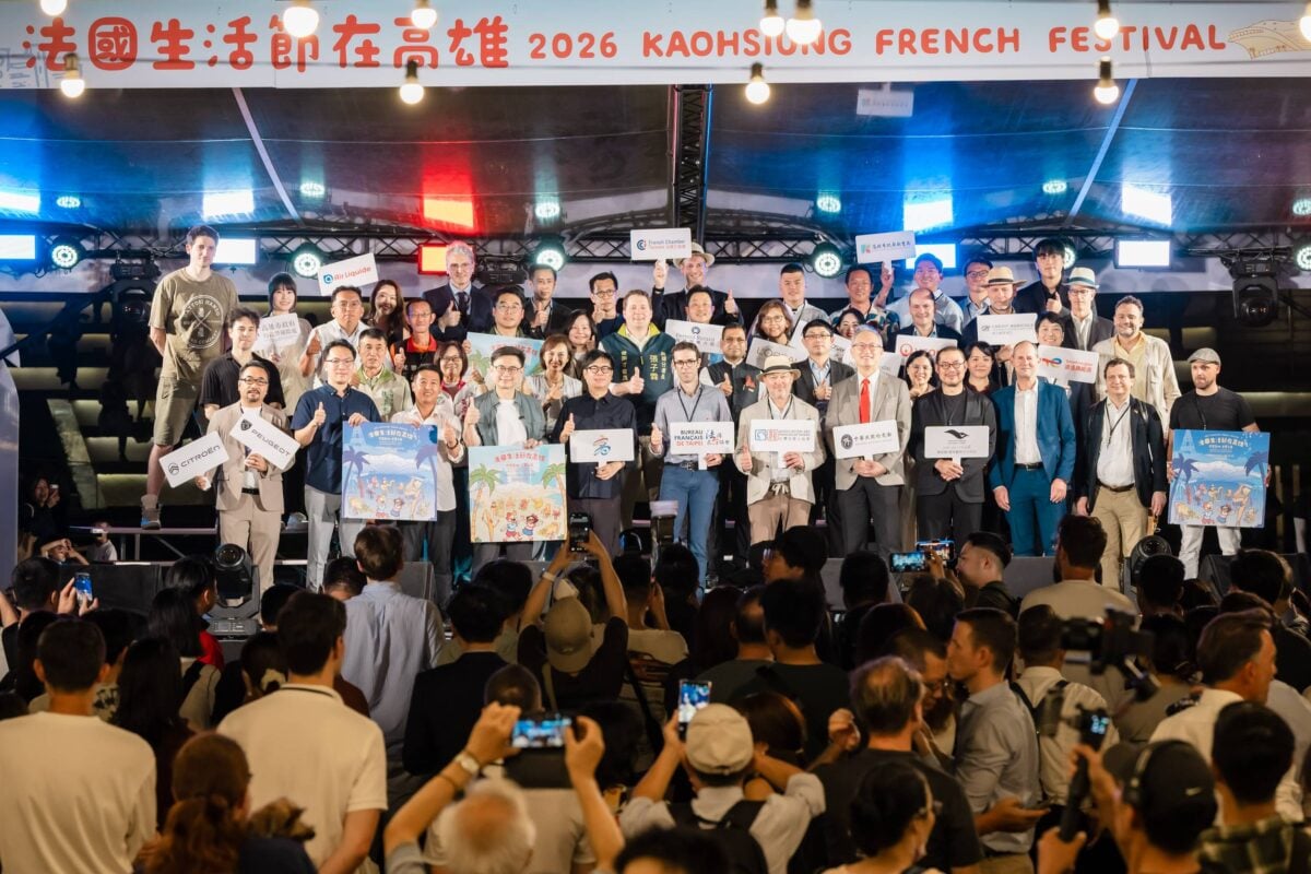 ▲法國生活節連續第三年選擇高雄,並首度移師衛武營舉辦,陳其邁市長與法國在台協會龍燁(Franck Paris)主任等貴賓共同為活動揭開序幕,並於開幕式後展開台法足球友誼賽。