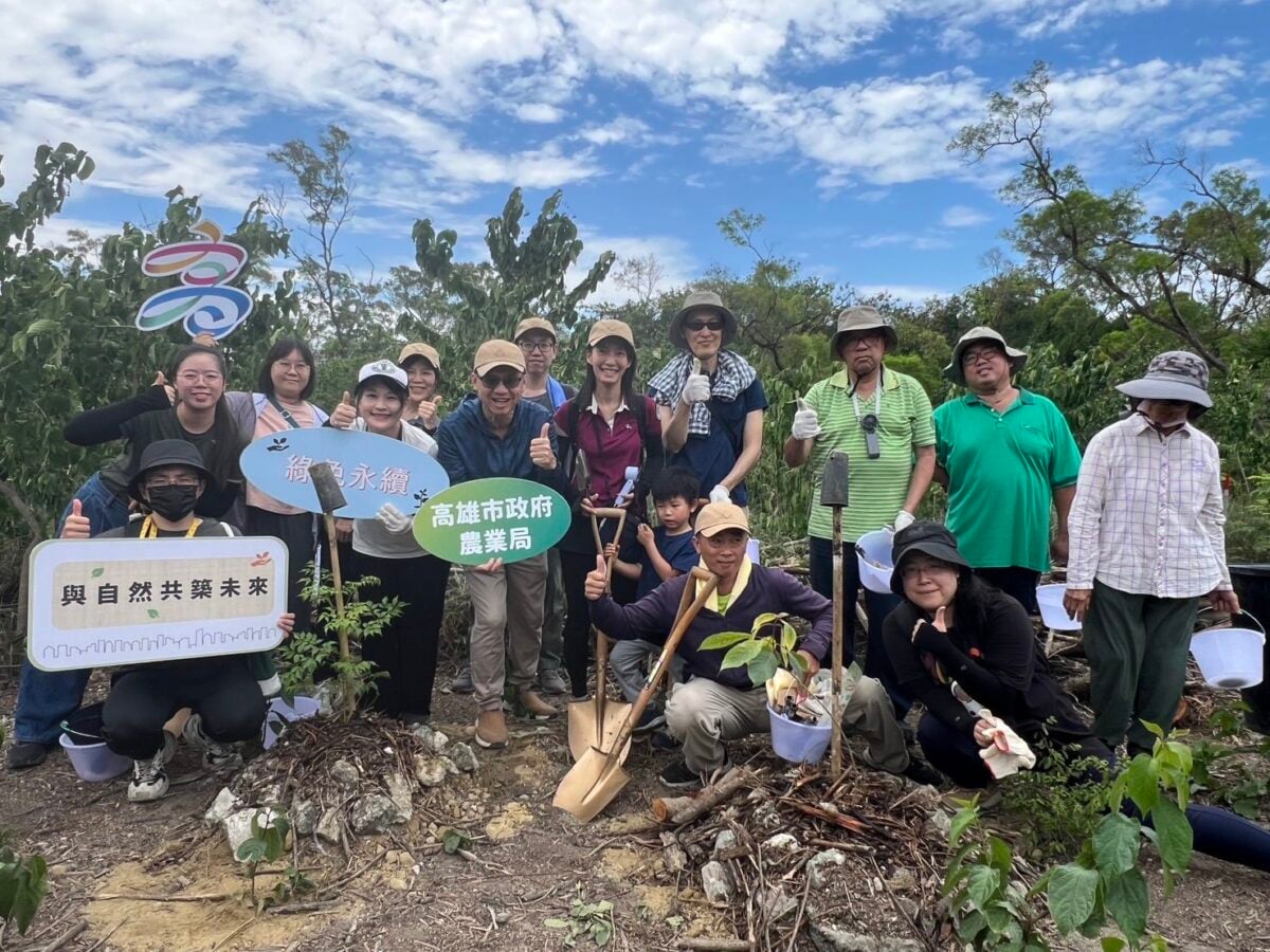 ▲響應5月22日「國際生物多樣性日」,高雄市政府農業局攜手農業部林業及自然保育署屏東分署、內政部國家公園署國家自然公園管理處、兆豐金融集團及社團法人臺灣山林復育協會等單位,公私協力於半屏山辦理原生植群復育植樹行動,透過實際行動參與高雄的生態保育,抑制外來樹種銀合歡的危害並確保高雄山林的生物多樣性。