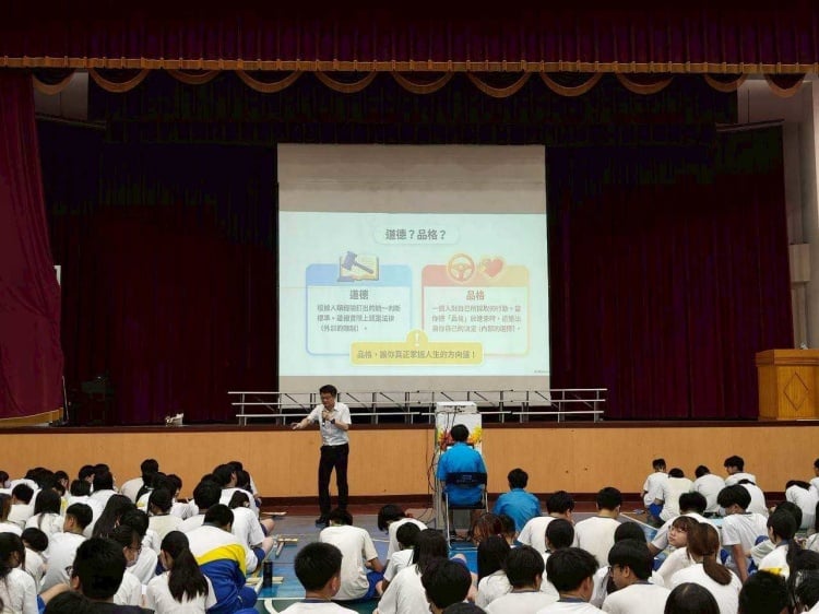 ▲校方感謝台灣快樂之道協會入校分享品格教育理念。