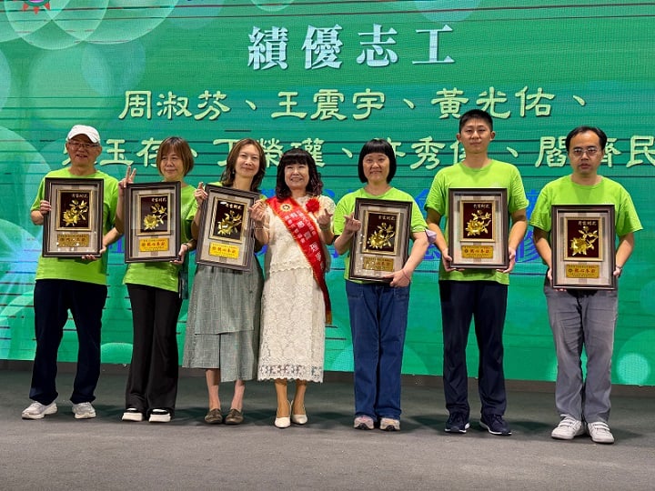 ▲童心園協會理事長曾惠卿(中)第六屆濟公文化節表揚績優志工許秀儀(左3)等多人。