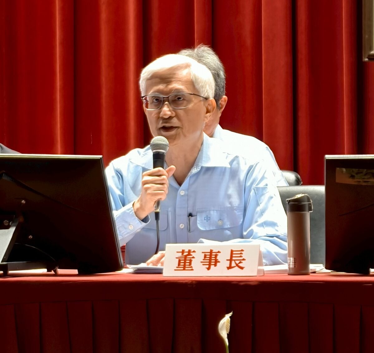 ▲中鋼黃建智董事長於股東會說明,隨著全球鋼鐵行情回溫上揚,集團鋼品4月份出貨量達97.6萬公噸,創下27個月來新高,中鋼4月自結合併營收308.9億元也是23個月來新高,單月自結合併稅前淨利由虧轉盈達4.85億元,顯現營運反轉曙光。
