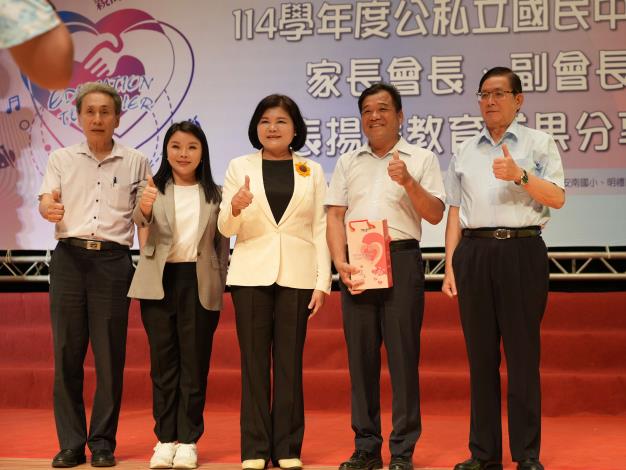 ▲縣長張麗善致贈「油您真好」感謝各校家長會奉獻教育。(記者劉峻文攝)