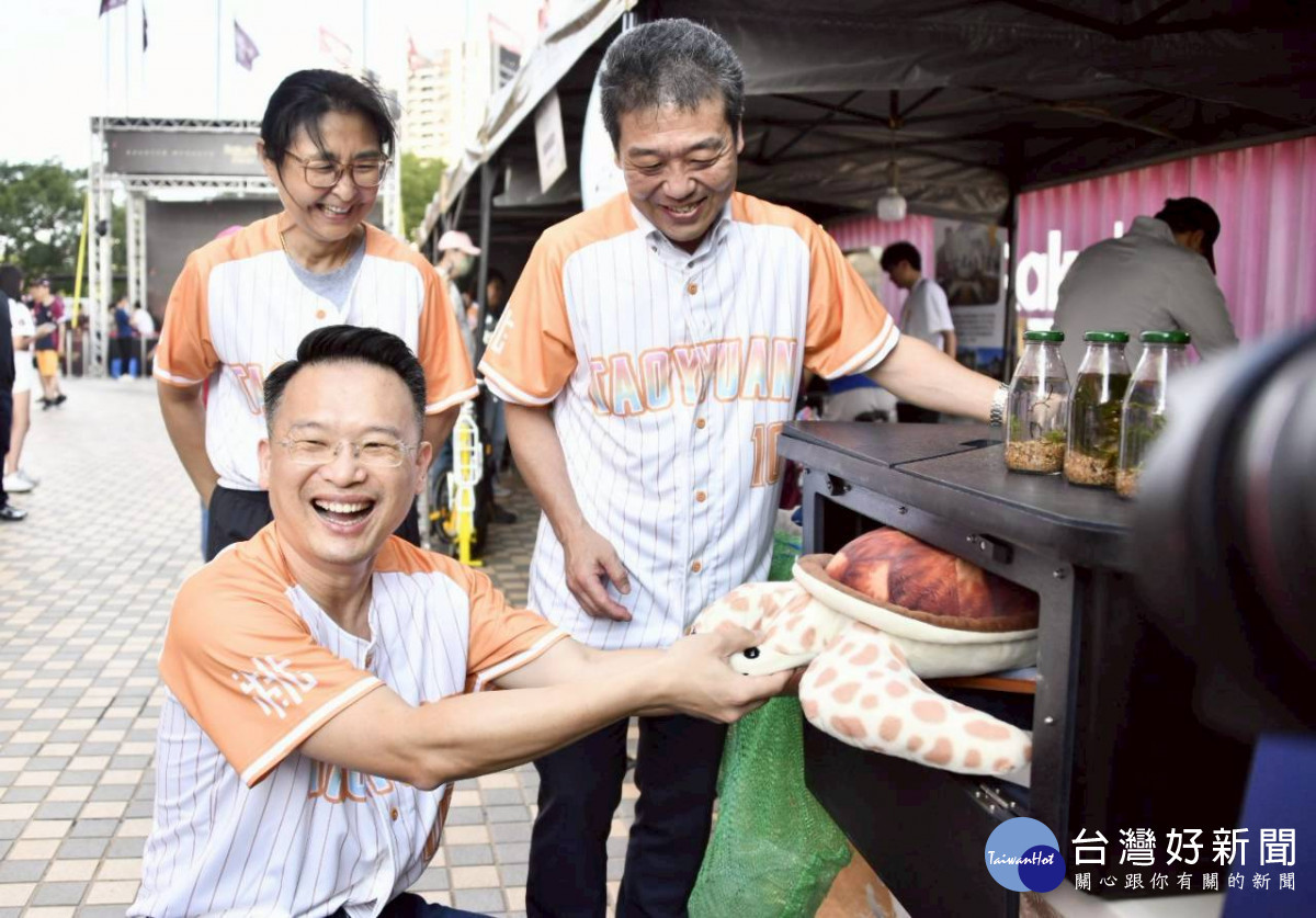 桃園市政府與樂天球團合作桃園環境主題日「永續趴」。
