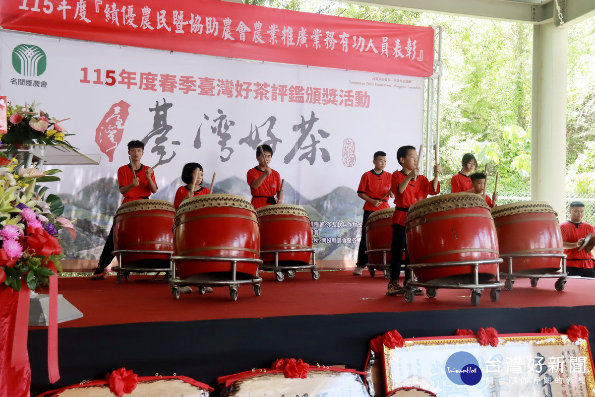 新民社區戰鼓已有傳承，年齡很小的演出精湛。（記者扶小萍攝）