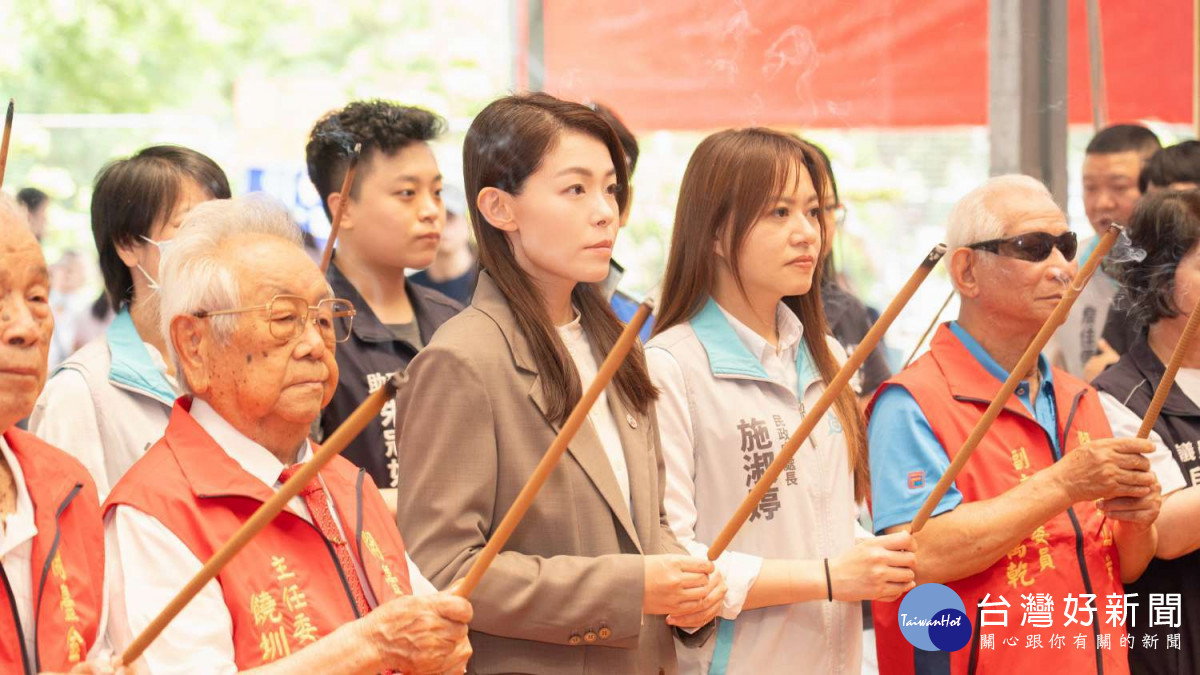 開臺金山寺慶成祈安酬恩五朝圓滿福醮慶典，市長高虹安上香。