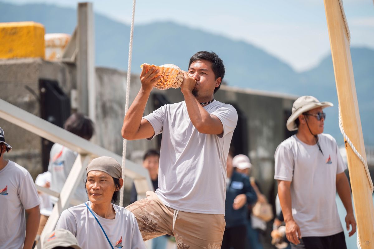 圖/船員以海螺聲迎風報訊,傳遞南島航海精神。(臺東縣政府提供)