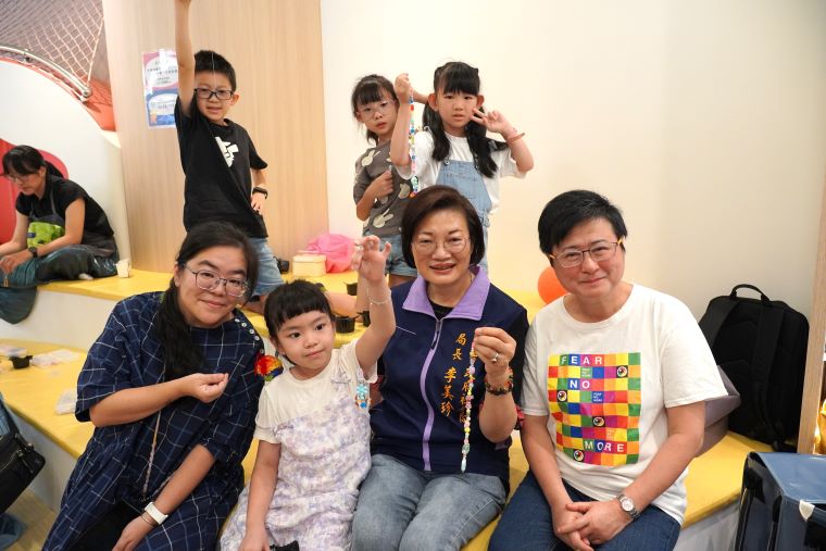 新北同婚7周年彩虹同樂會 扎根親子共學性別友善 59 《圖說》台灣伴侶權益推動聯盟創會理事長許秀雯(右1)、社會局長李美珍(右2)及台灣不會教小孩行動聯盟理事長陳儀(左1)與孩子們一同開心製作彩虹吊飾。〈社會局提供〉