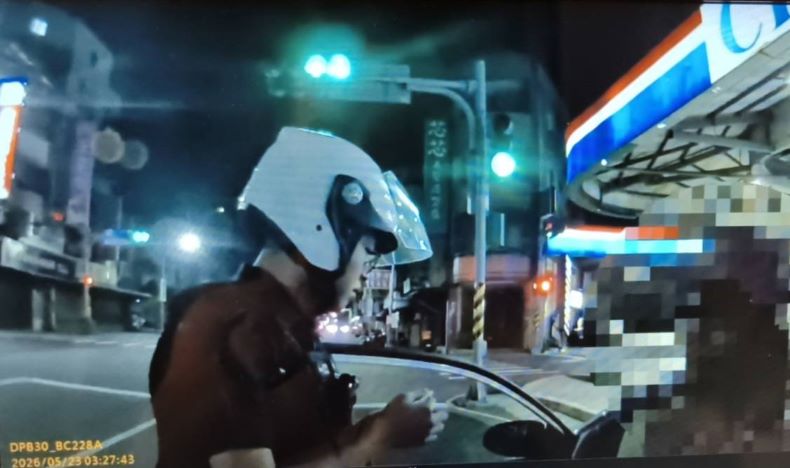 全國同步掃毒駕 三重警強化路檢溯源壓制喪屍煙毒 68 《圖說》警方發現駕駛持有疑似毒品煙彈,並要求車內乘客下車。〈三重分局提供〉