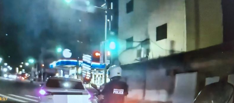 全國同步掃毒駕 三重警強化路檢溯源壓制喪屍煙毒 69 《圖說》犯嫌行車行跡可疑遭員警示意停靠。〈三重分局提供〉