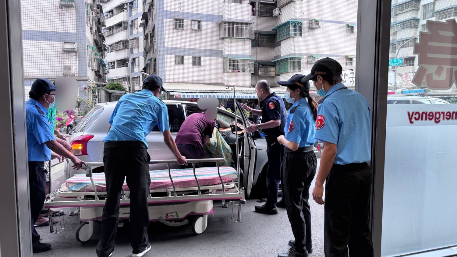 老翁胸悶不適家人焦急送醫卻遇紅燈 警鳴笛開道搶黃金時間