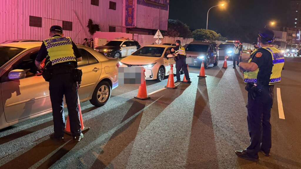 ▲彰化毒駕奪2命後大執法,彰警首日查獲毒駕2件酒駕5件,另逮獲毒品通緝犯1人及逃逸移工1名,並舉發闖紅燈等重大交通違規81件,展現警方強力掃蕩毒酒駕、維護道路安全決心。(圖/彰化警方提供)