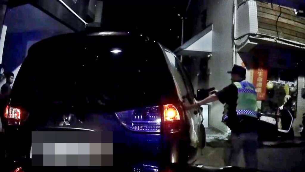 ▲彰化分局大竹派出所副所長王明洲與警員李金庭凌晨巡邏攔查可疑車輛，毒品通緝犯拒檢逃逸遭逮，現場並查扣依託咪酯菸彈、空煙彈及電子菸桿等違法物品，全案依法移送偵辦。（圖／彰化警方提供）