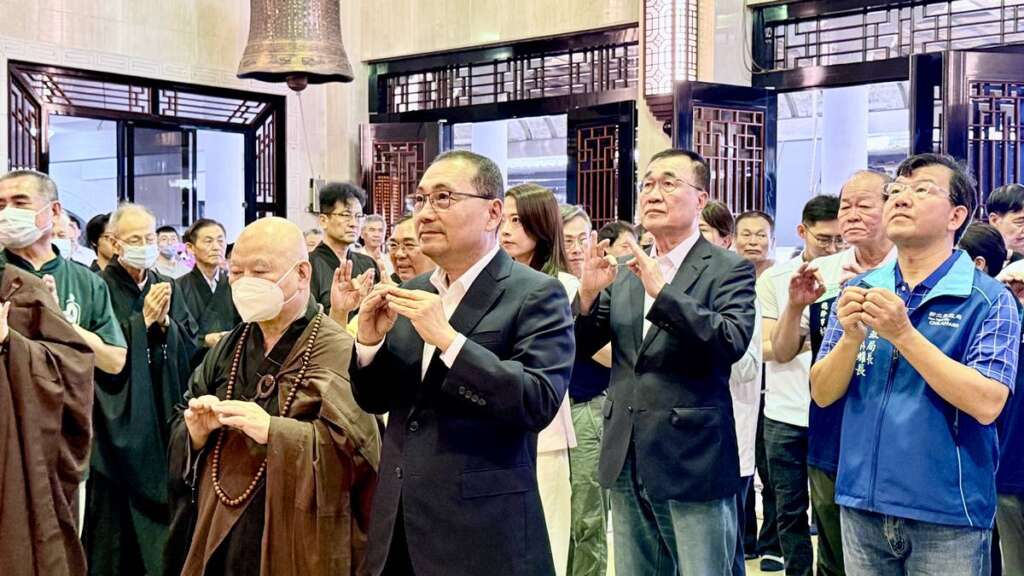 ▲今日是農曆4月8日釋迦牟尼佛聖誕，市長侯友宜前往土城承天禪寺參香浴佛及致贈香油錢，感謝廟方積極投入社會公益與慈善救濟。