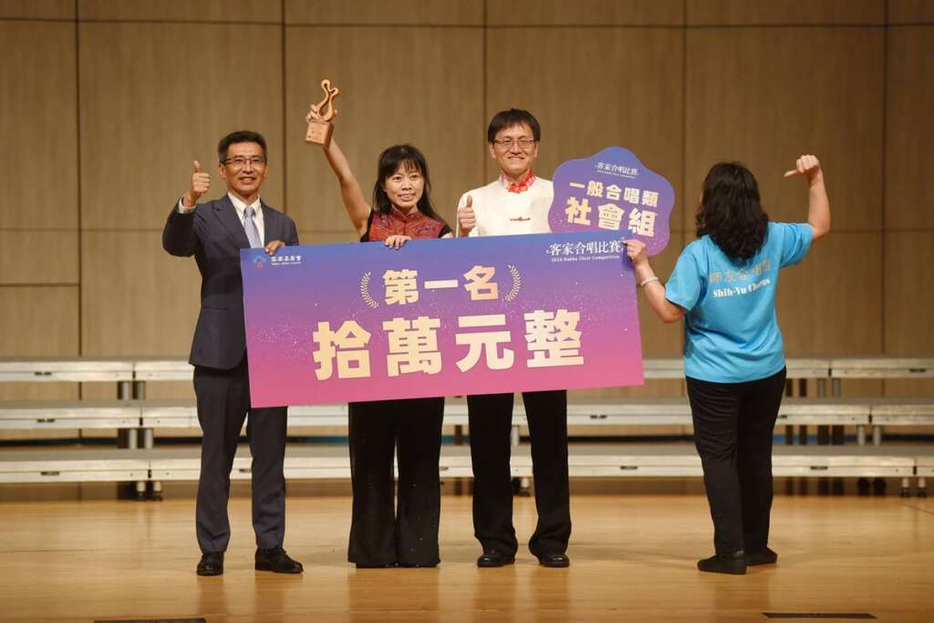 ▲客委會主秘吳克能頒發社會組第一名獎金獎牌。