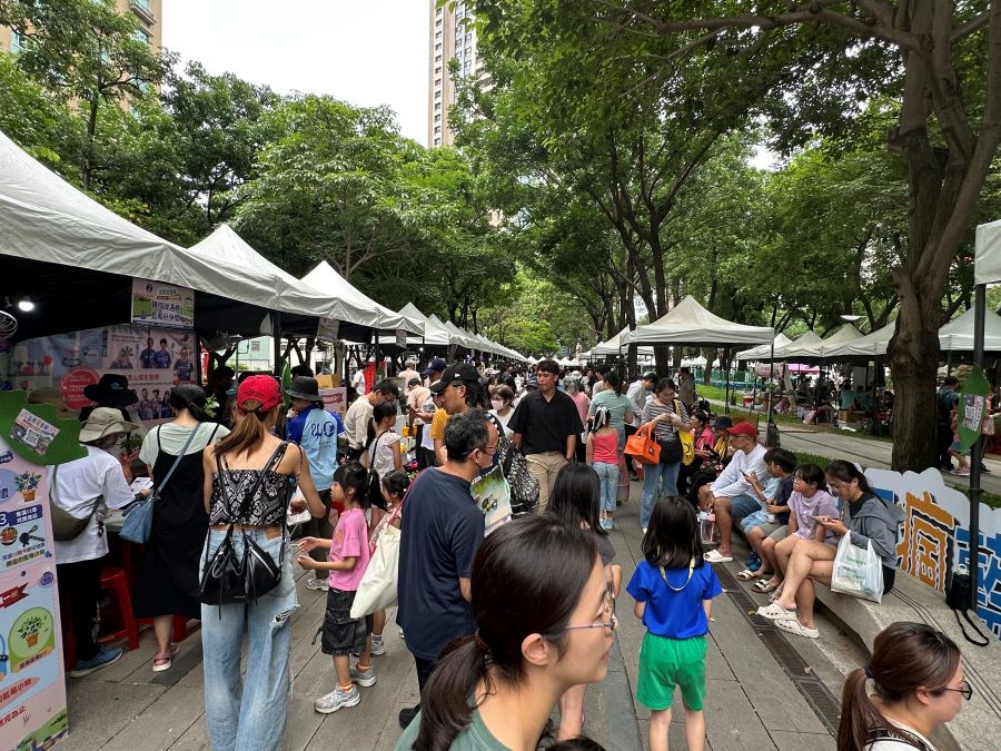 村水保署臺中分署5/23-24在台中草悟道舉辦《五月瘋藍莓~農村水保樂園》活動,吸引許多民眾參與。(圖/農村水保署臺中分署)