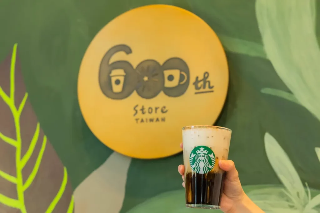 特別推出門市限定飲品「黑糖風味奶香咖啡」,以熟悉而溫暖的風味,向一路支持星巴克的顧客致上感謝。融合在地喜愛的黑糖香氣、星巴克經典濃縮咖啡與綿密黑糖奶泡,層層堆疊出溫潤且富有層次的風味體驗。