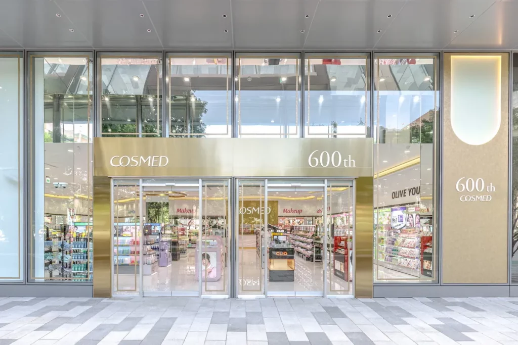統一美麗生活事業兩大品牌—康是美與星巴克,同步迎來全台雙600間門市,以全新「愿秀門市」,展現品牌持續進化的生活服務樣貌