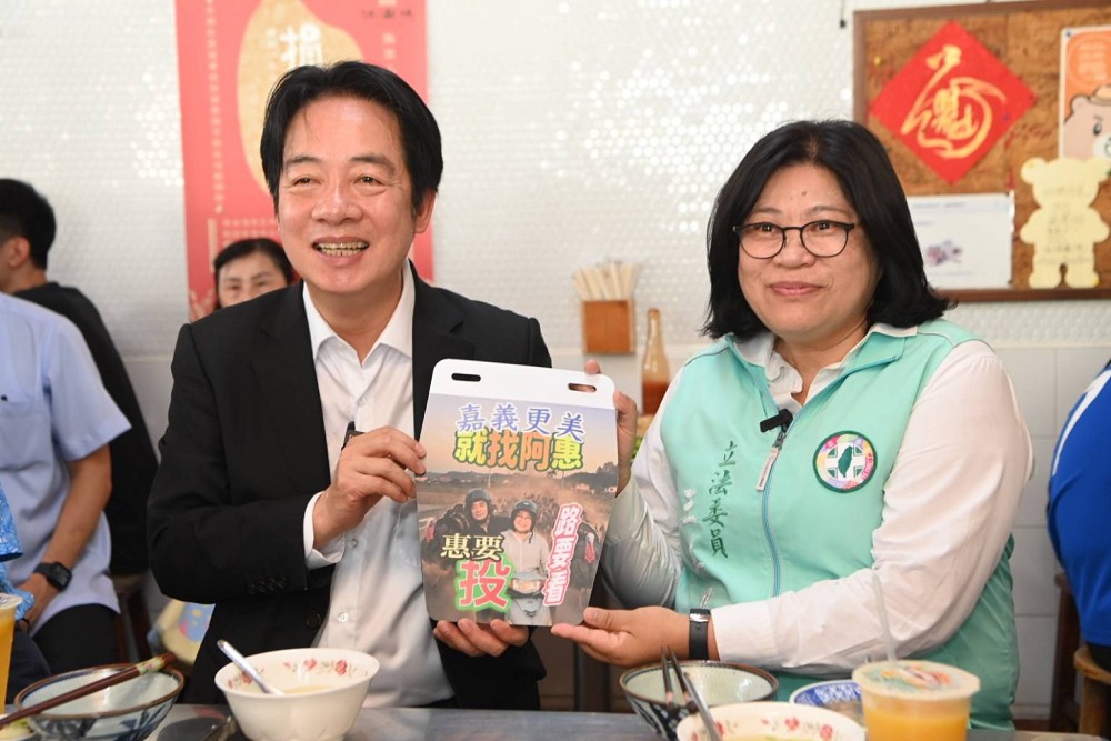 賴清德驚喜送特製「歐兜邁擋泥板」 王美惠:繼續騎機車為嘉義鄉親打拚 272 賴清德驚喜送特製「歐兜邁擋泥板」 王美惠:繼續騎機車為嘉義鄉親打拚 271