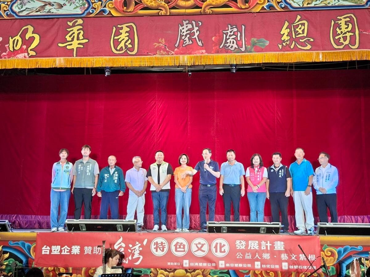 ▲明華園戲劇總團受邀至高雄市仁武區演出,現場人山人海,座無虛席。
