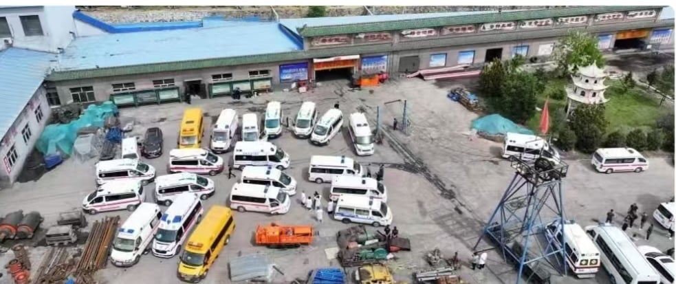 ▲事故現場場地空間有限，十餘輛救援救護車只能分批進入現場待命，保障被困人員升井後第一時間得到轉運救治。