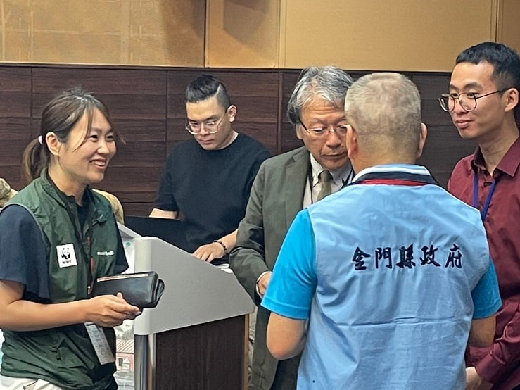 ▲陳祥麟副縣長與佐佐木浩理事長及岡元友実子理事交流水獺事宜。
