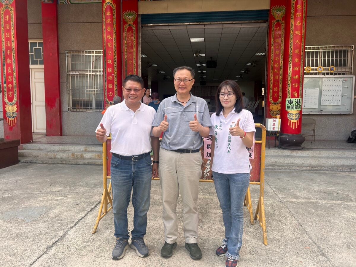 ▲立法委員徐富癸(中)當選民進黨屏東縣黨部主委。