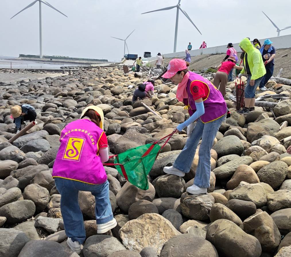 守護芳苑海岸 美淑蘭馨攜手第四河川分署淨灘護海 - https://www.watchmedia01.com