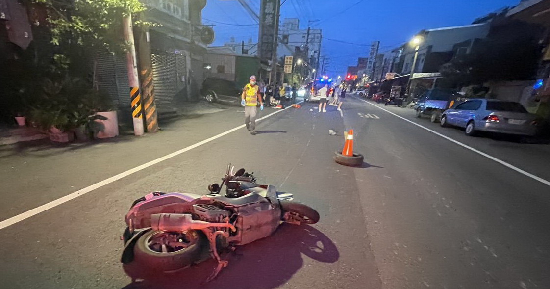 清晨遛狗驚魂 平鎮8旬婦人追狗闖車道 遭機車碰撞送醫 - https://www.watchmedia01.com
