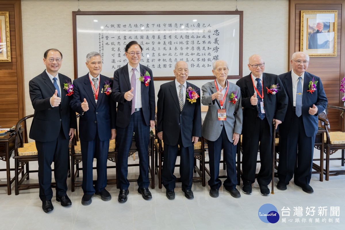 桃園市長張善政出席「桃園崇德佛院落成啟用典禮」與貴賓合影。