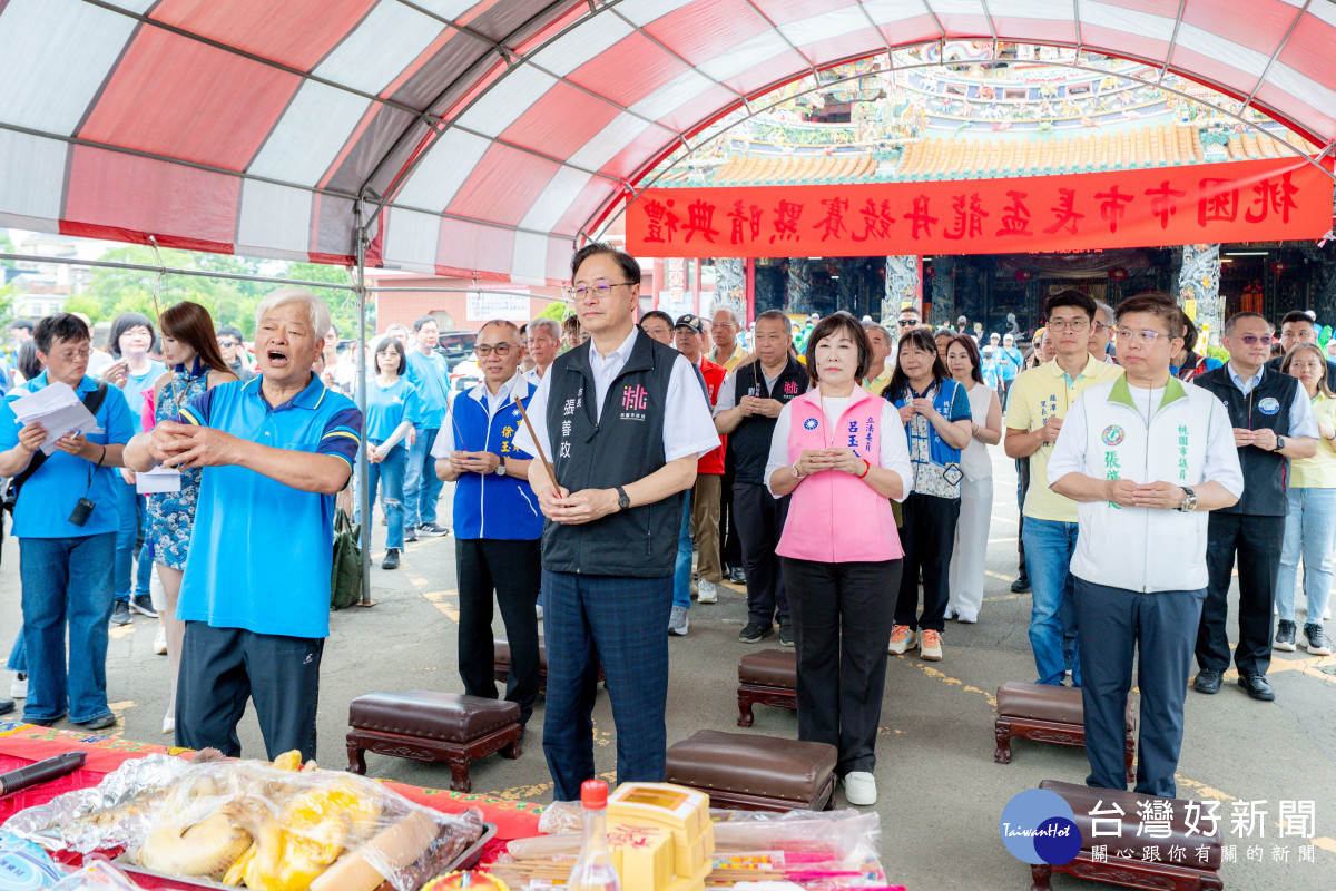張市長出席「桃園市市長盃龍舟賽記者會暨龍舟點睛儀式」參香祈福。