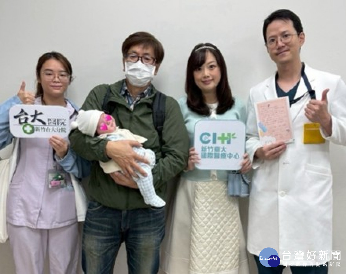 T太太攜新生兒回院追蹤產後恢復情形，並與婦產科林冠廷醫師（右一）、國際醫療