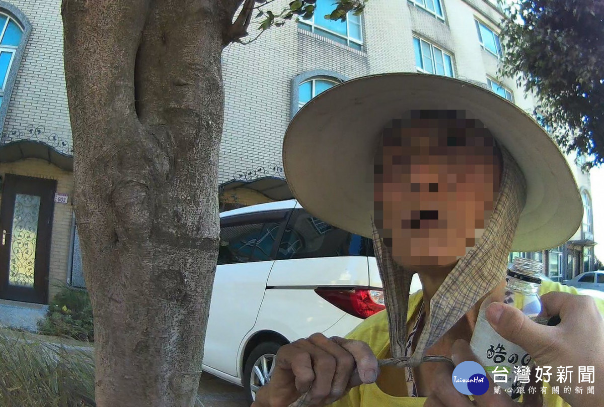 警方將老婦帶往路旁安全處休息，避免發生交通事故。