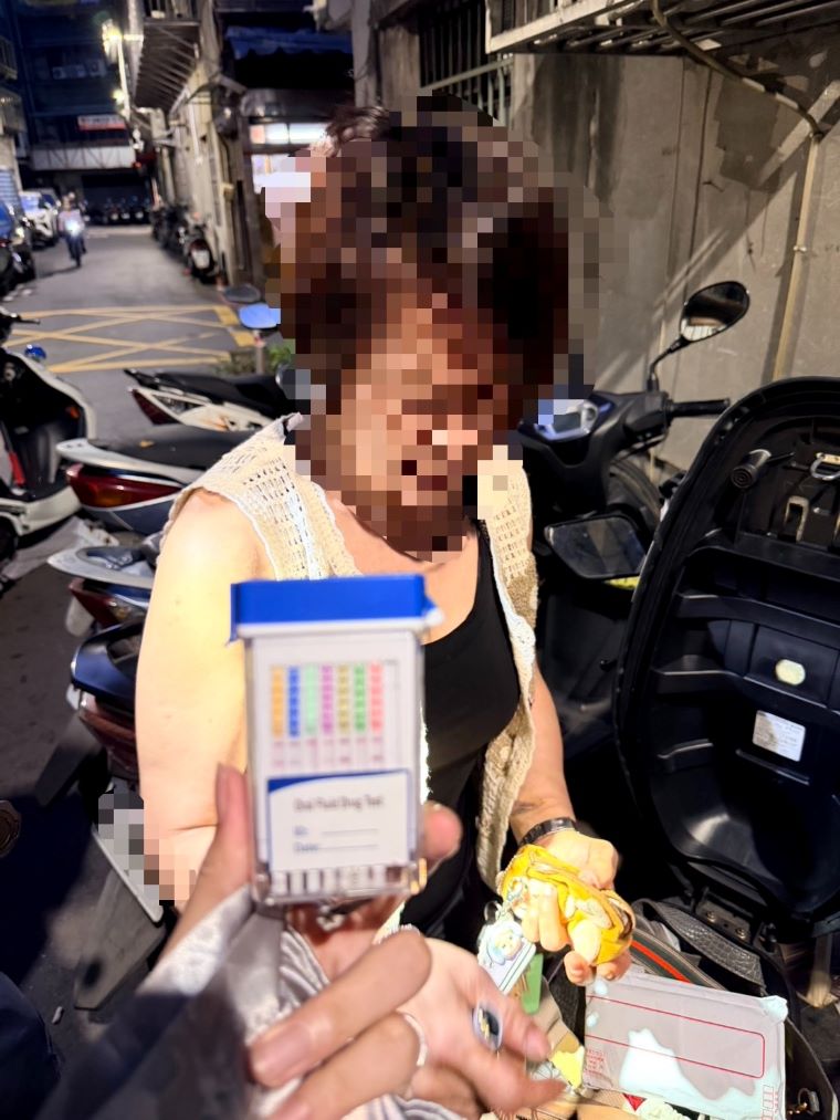 中和毒駕奪命震驚社會 方仰寧親自坐鎮「雷霆掃蕩」 69 《圖說》新莊分局中港所專案首日緝毒影像-唾液快篩呈陽性。〈警察局提供〉
