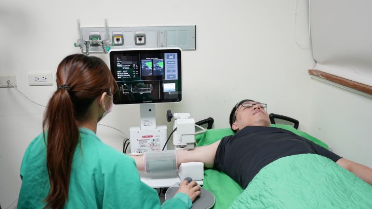 三高正常仍藏心血管危機 臺北醫院推FMD檢查提前發現病變 46 《圖說》血管內皮功能檢查示意圖--非當事人。〈臺北醫院提供〉