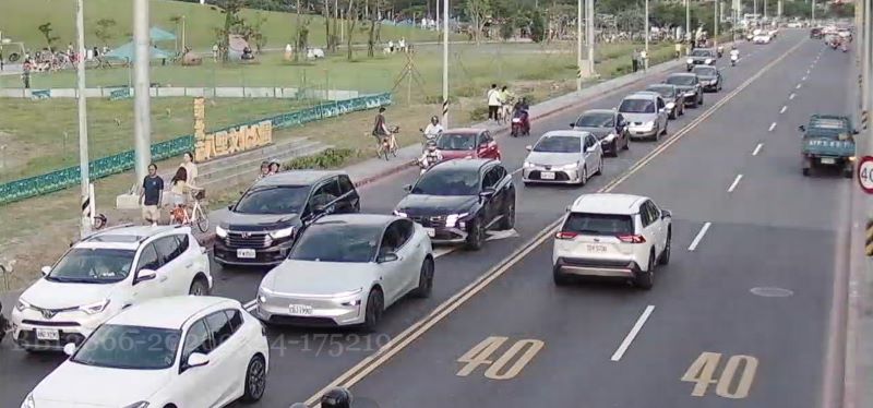 淡江大橋假日現賞夕陽車潮 搭乘大眾運輸最便捷 43 《圖說》假日下午要經由淡江大橋往淡水方向的車流量大。〈交通局提供〉