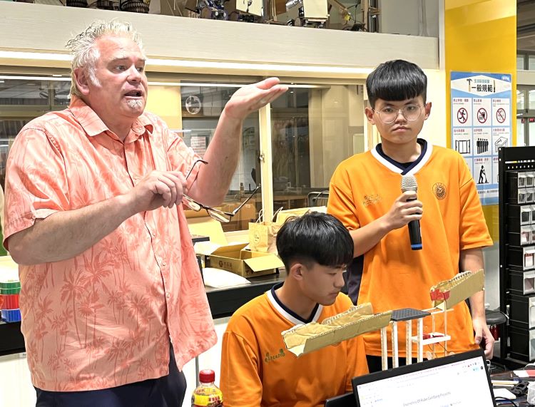 新北攜手矽谷教育夥伴 推AI與STEM機器人課程 50 《圖說》美國矽谷技職教育中心資深科技教師Jim Burnham訪台授課。〈教育局提供〉