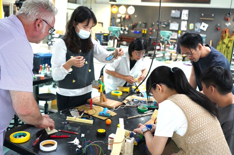 新北攜手矽谷教育夥伴 推AI與STEM機器人課程 51 《圖說》《AI與STEM》未來教師教學工作坊及技職雙語課程共創與發表。〈教育局提供〉