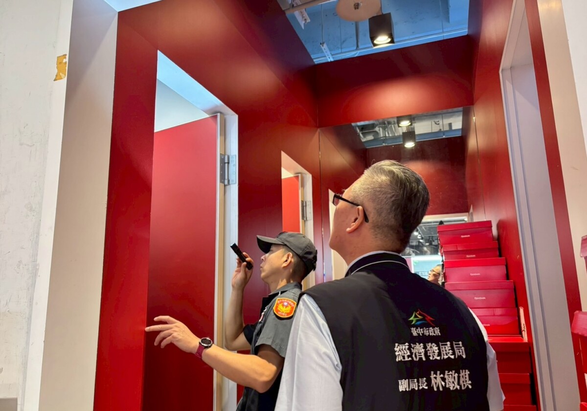 ▲三井outlet百貨賣場稽查。(圖/中市府提供)