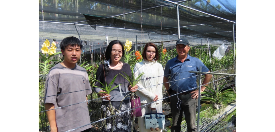 贈花兼推廣 神農獎得主張仁忠樂在其中