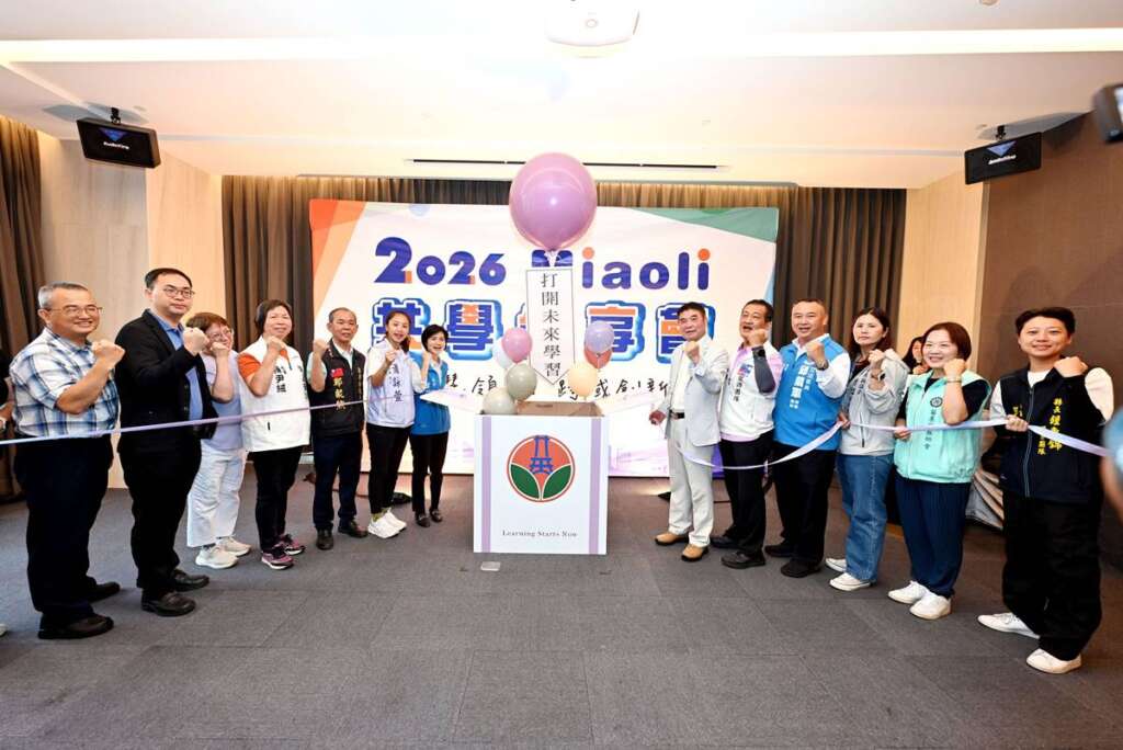 ▲縣長鍾東錦為苗栗教育願景開箱。