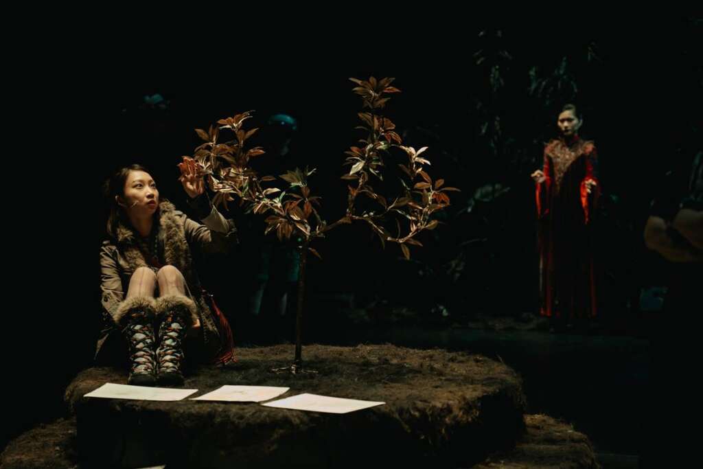 ▲2026 NTT Arts NOVA 僻室╳在地實驗《獸靈之詩:頭骨的召喚》_《獸靈之詩:頭骨的召喚》為結合文學想像與延展實境(XR)創新科技劇場作品。本作不僅獲得文化部「藝文場館科藝創新計畫」支持,也在「文化黑潮之XR沉浸式影像創作補助」得到肯定,在技術研發與敘事創新上具備指標意義。©臺中國家歌劇院,攝影:林峻永