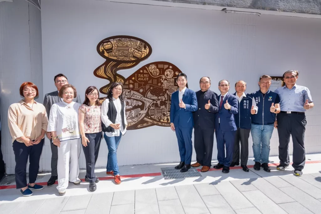 【從餐桌到世界】市府團隊與合作單位於作品前合影