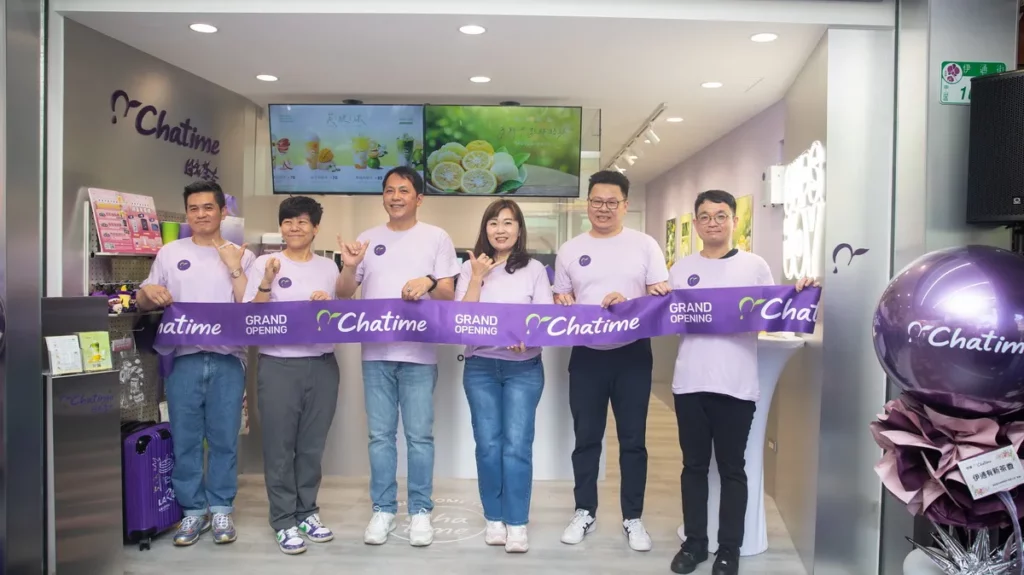  Chatime日出茶太首間「新茶太」概念店於台北伊通商圈正式開幕，六角國際（左起）行銷總監郭耿甫、副總經理李寵珍、董事長王耀輝、執行副總王麗玉、行政中心總監黃秉立、專案主管林哲宇共同出席，宣告全面升級新世代茶飲生活體驗。圖／日出茶太提供   