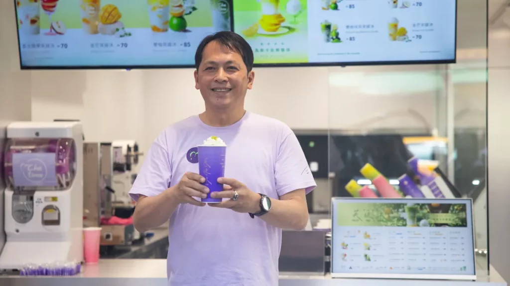 六角國際董事長王耀輝做出茶太伊通店正式開幕的第一杯「芙緹沐」果乳茶系列。圖／日出茶太提供