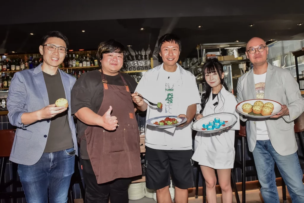 (由左至右)「JUNTO同」粵菜餐廳負責人林廷、行政總廚雷啟裕師傅、張啟樂、陸子玄、導演何故聯手推出餐飲劇場《熱鬧茶樓流行榜頒獎典禮》。