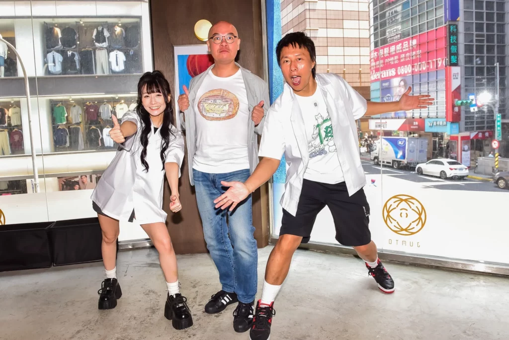 (由左至右)餐飲劇場《熱鬧茶樓流行榜頒獎典禮》由陸子玄、導演何故、張啟樂共同演出。