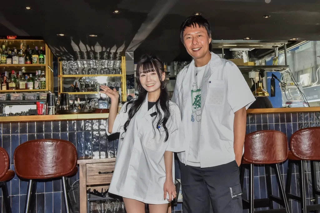 (由左至右)陸子玄、張啟樂首次搭檔合作演出餐飲劇場。