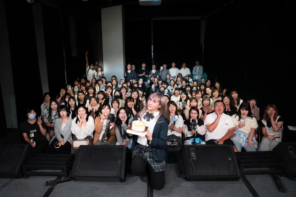 學文換上女裝變身自創女角「美珠」與粉絲共度生日