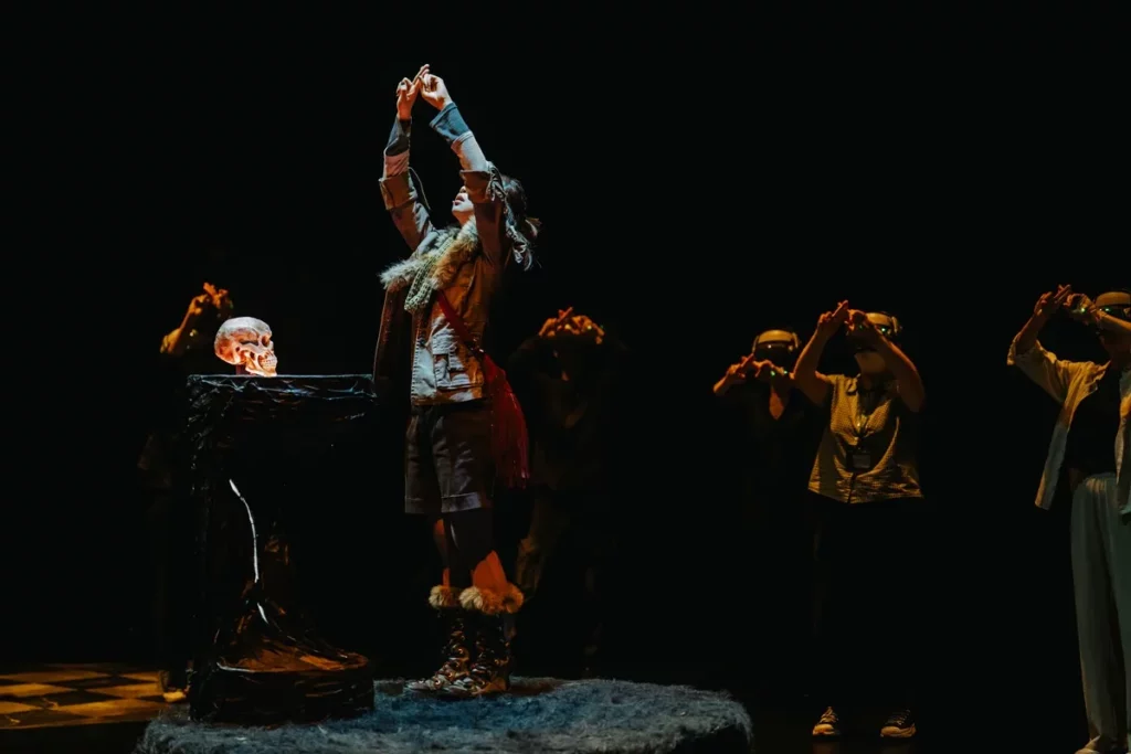 2026 NTT Arts NOVA 僻室╳在地實驗《獸靈之詩:頭骨的召喚》,劇中在模仿師的帶領下,觀眾化身為學徒,學習創煉、拆解等模仿之力,回應頭骨的召喚。(圖/歌劇院提供攝影:林峻永)