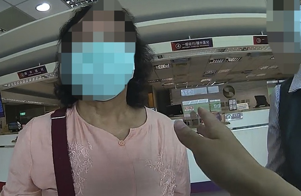 解約保單賣外幣 婦險被假交友假投資騙160萬元 216 cnews204260525a06